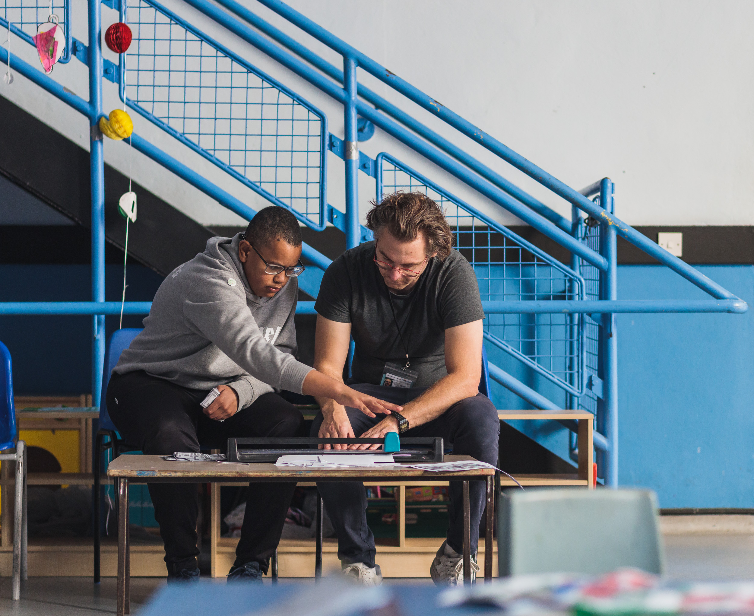 2022-10-08 Markfield-405 volunteer working with young person behind a desk